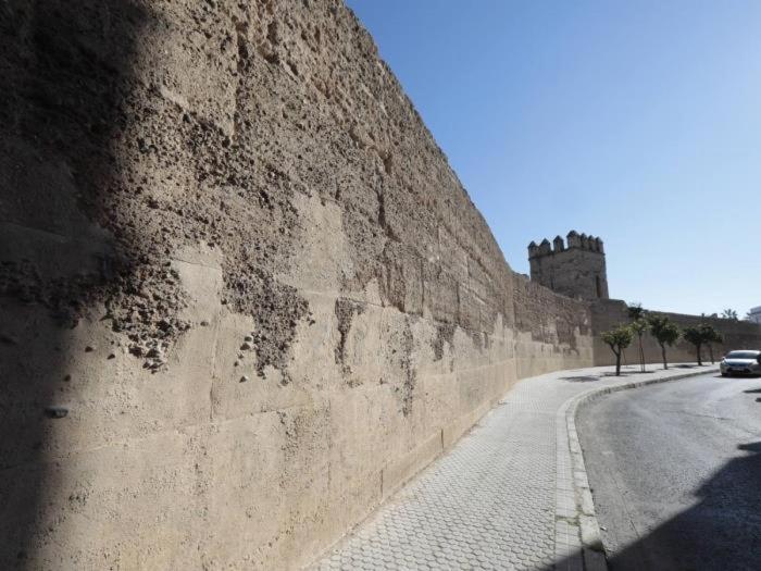 La Muralla De Sevilla Luaran gambar